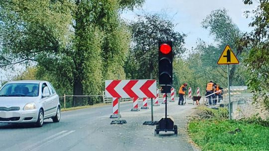 Duże utrudnienia w Obrębie, trwa przebudowa drogi i mostu