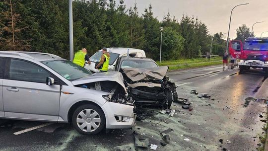 Dwie osoby ranne po zderzeniu trzech samochodów w Ciechanowie. Policja bada okoliczności
