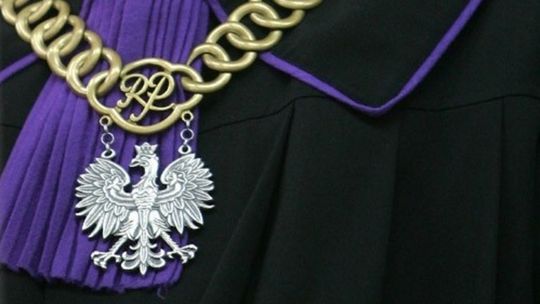 Łańcuch z godłem Polski na stroju sędziowskim