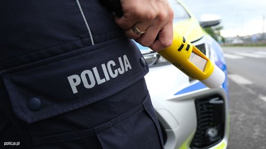 policjant z alkomatem