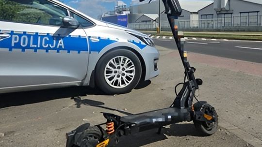 Dwóch chłopców na elektrycznych hulajnogach zatrzymanych w Ciechanowie. Najmłodszy miał 10 lat Hulajnoga przy radiowozie