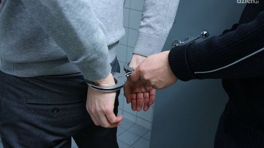 Dwóch mężczyzn podejrzanych o kradzież z włamaniem zatrzymanych przez policję z Makowa Mazowieckiego