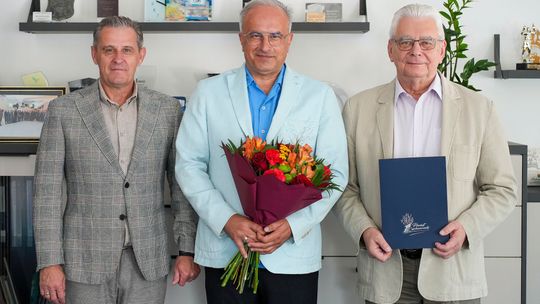 Dyrektorzy trzech powiatowych szkół w Ciechanowie otrzymali nagrody jubileuszowe