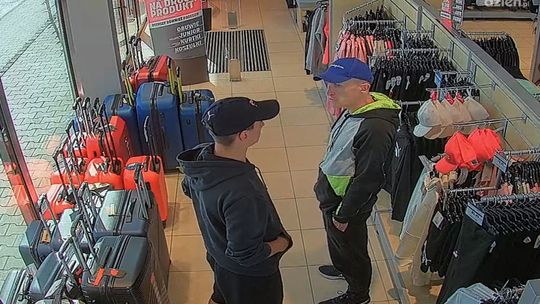 Działali wspólnie. Mają na koncie kradzież 8 par leginsów i 12 par spodni dresowych