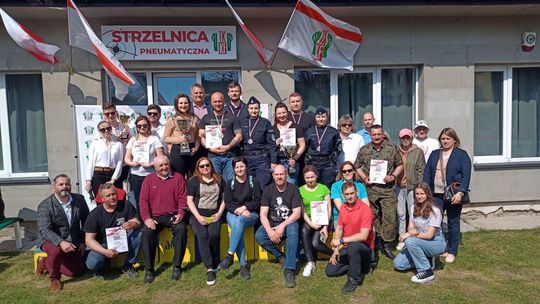 Dzień flagi na sportowo, z bronią w ręku. Zawody strzeleckie odbyły się w Ciechanowie