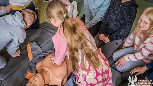 „Edukacja z wojskiem” wraca do szkół. Żołnierze uczą, jak radzić sobie w sytuacjach kryzysowych