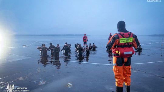 Ekstremalny test wytrzymałości terytorialsów z 5 Mazowieckiej Brygady OT - szkolenie z hipotermii pod okiem rekordzisty Guinnessa
