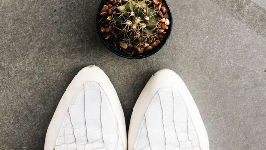 Elegancja w każdym kroku - jak stylowo nosić damskie mokasyny?