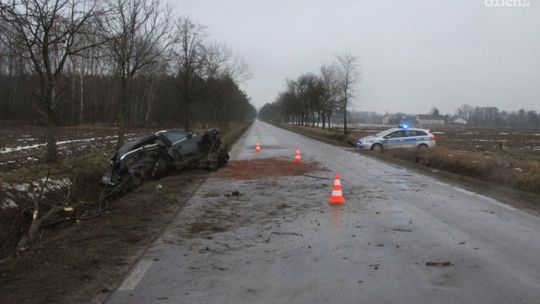 Fatalny wypadek na prostej drodze. Zjechał na pobocze, uderzył w betonowy przepust i kolejno w trzy drzewa