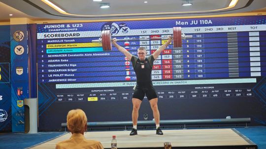 Marcin Ziółkowski z Mazovii Ciechanów ze sztangą nad głową podczas mistrzostw Europy juniorów w Durrës