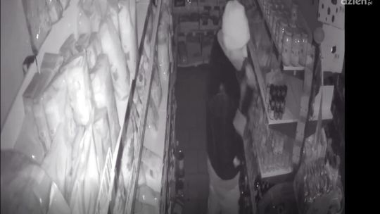 [Film] Włamanie do sklepu spożywczego w Mławie. Policja apeluje o pomoc w identyfikacji sprawcy i zabezpieczenie lokali