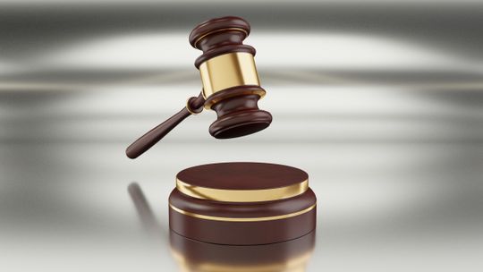 Finał krwawego zabójstwa w Ciechanowie. Sąd wydał wyrok w sprawie Piotra J. Młotek w sądzie