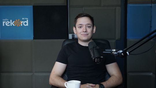 Cezary Szczerkowski w studiu Radia Rekord