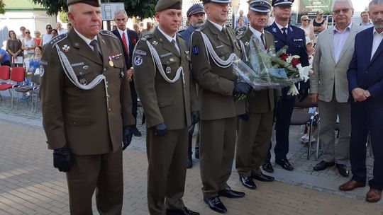 [foto] Kwiatami i śpiewem uczczono żołnierzy polskich