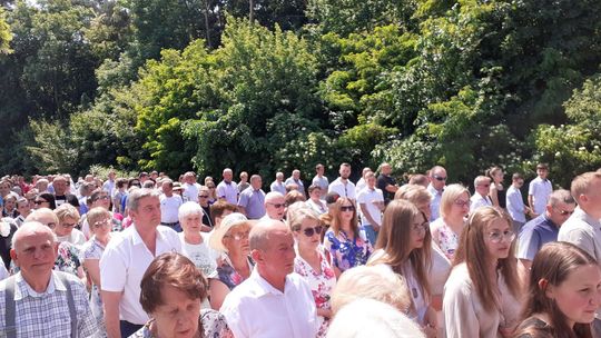 [fotorelacja] Biskup Milewski swoją obecnością uświetnia uroczystość Bożego Ciała w Krasnem i podkreśla znaczenie polskiej tradycji katolickiej