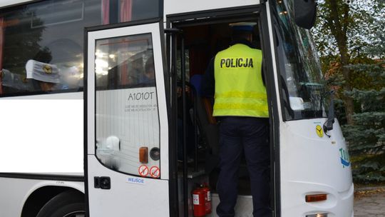 Funkcjonariusze z Ciechanowa prowadzą regularne kontrole autokarów - także na żądanie