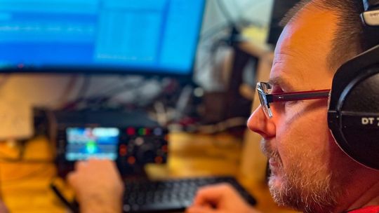 Krótkofalowiec przy swoim hobby