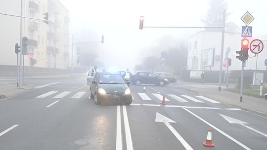 Gęsta mgła i wypadek o poranku. Kobieta potrącona na przejściu w Ciechanowie.