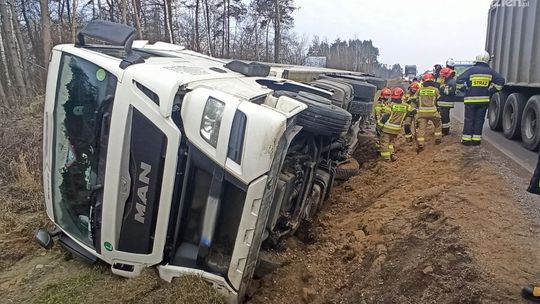 Glinojeck. Tir w rowie, utrudnienia na siódemce
