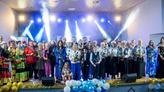 Uczestnicy VII senioraliów na scenie