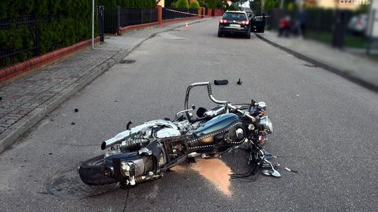 Groźna kraksa w Strzegowie. Motocyklista trafił do szpitala