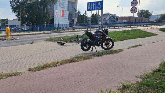 Groźne zderzenie hulajnogi z motorowerem w Ciechanowie. 20-latek trafił do szpitala