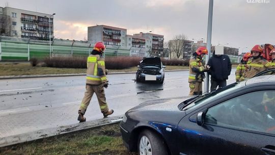 Groźnie na Armii Krajowej, pijany kierowca spowodował wypadek przed przejściem dla pieszych
