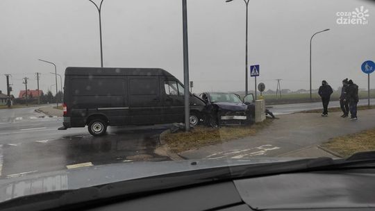 Groźnie na pętli miejskiej, osobówka zderzyła się z busem