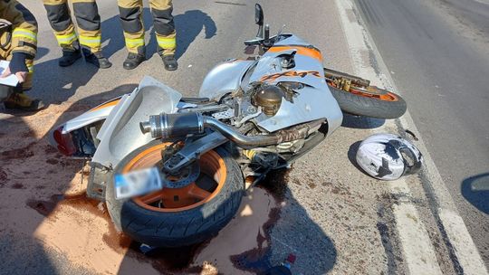 Groźnie w centrum Mławy. Kawasaki najechał na tył skody