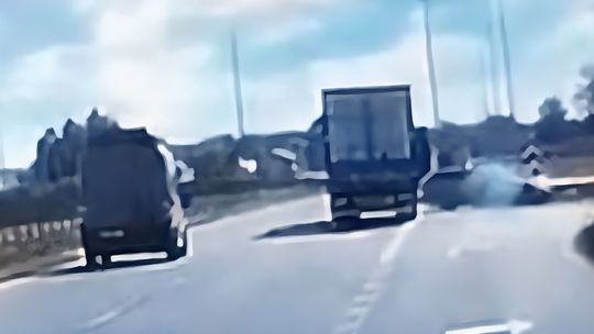 Moment zderzenia samochodu z ciężarówką