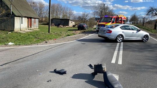 Groźny wypadek na W615 Mława-Ciechanów: Motorowerzysta wjechał pod Mercedesa. Dwie osoby w szpitalu
