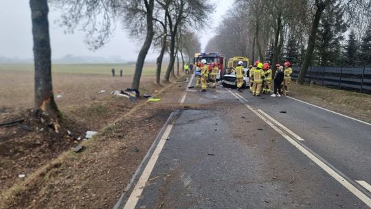 Groźny wypadek w Grudusku! 18-latka uderzyła autem w drzewo