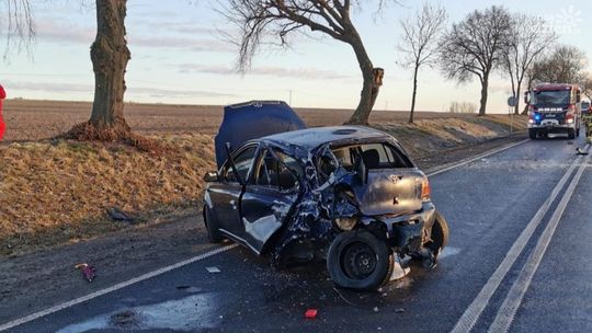 Groźny wypadek w Rykaczewie, jedna osoba w szpitalu  (zdjęcia)