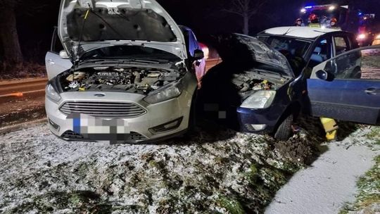 Groźny wypadek w Sońsku, zderzyły się dwie osobówki
