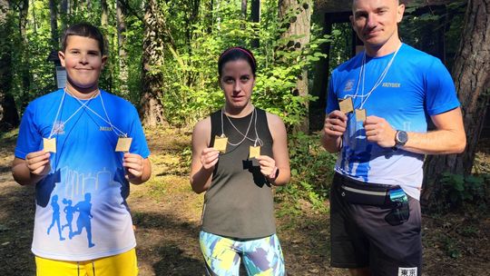Grupa "Ciechanów Biega" zdominowała podium! Biegowe zakończenie wakacji w Lesie Lekowskim Trójka medalistów z grupy "Ciechanów Biega"