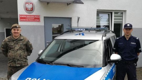Gutków. Mundurowi uratowali życie rocznej dziewczynce