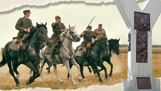 Rekonstruktorzy historyczni na koniach w strojach ułanów