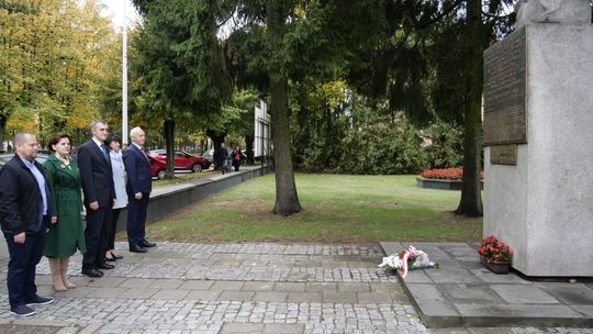 Hołd dla poległych nauczycieli z powiatu mławskiego w Dniu Edukacji Narodowej