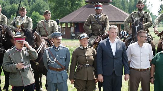Grupa rekonstruktorów konno podczas inscenizacji bitwy z 1920 roku na Pikniku Historyczno-Kulturalnym w Strzegowie.