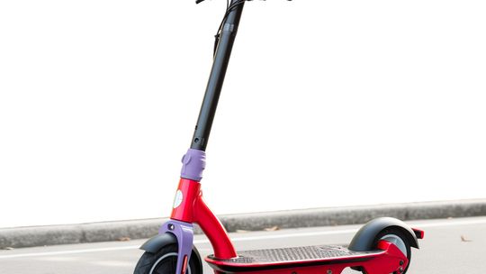 Hulajnogą w samochód. 16-latek na szczęście wyszedł z tego cało