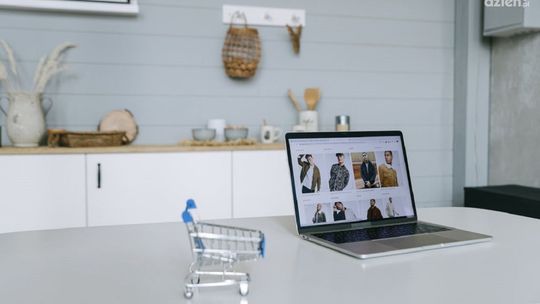 Ile kosztuje i jak założyć własny sklep internetowy w 2025 roku?