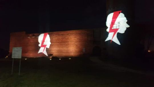 Iluminacja na zamku bez zgody?