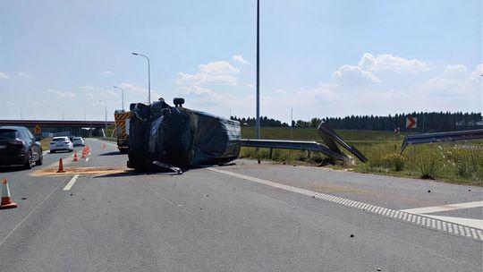 Ciżżarówka przy barierach ochronnych na drodze ekspresowej S7