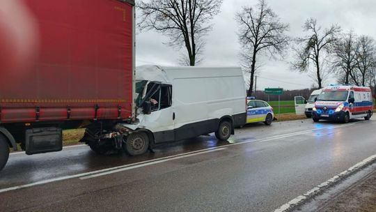 Iveco wjechało w mercedesa, są utrudnienia na krajowej 60