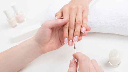 Jak zrobić manicure hybrydowy – o czym warto pamiętać? 