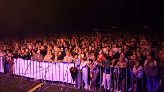 Tłum przed sceną podczas koncertu na Jarmarku Raciąskim