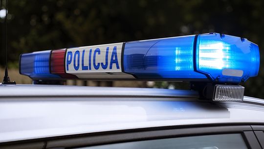 Policyjne sygnały świetlne na radiowozie