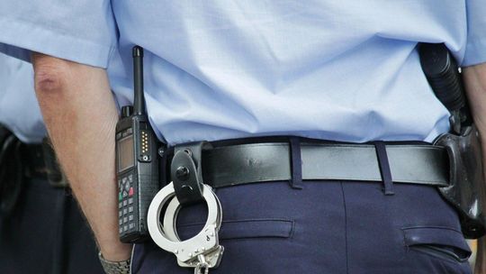 Jechał bez uprawnień i groził, że pozabija interweniujących policjantów