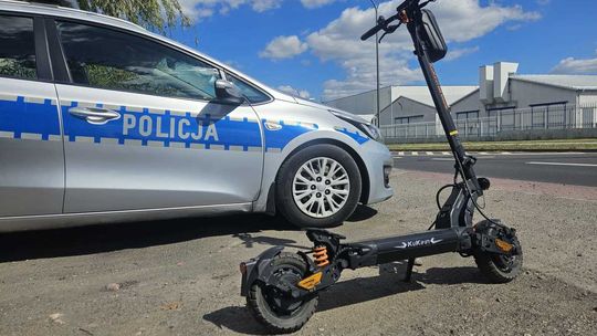 Policja podczas interwencji w Ciechanowie. W tle ulica i chodnik.