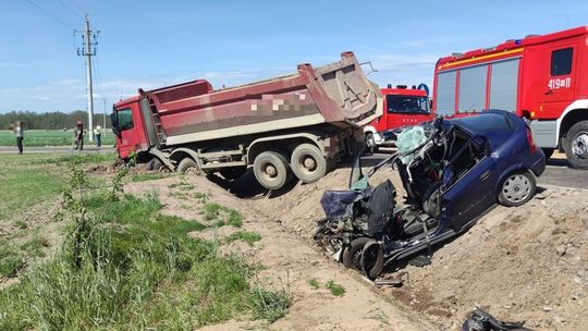 Jedna osoba zginęła na miejscu, druga walczy o życie w szpitalu. Znamy szczegóły wczorajszego  wypadku w Kondrajcu Szlacheckim.